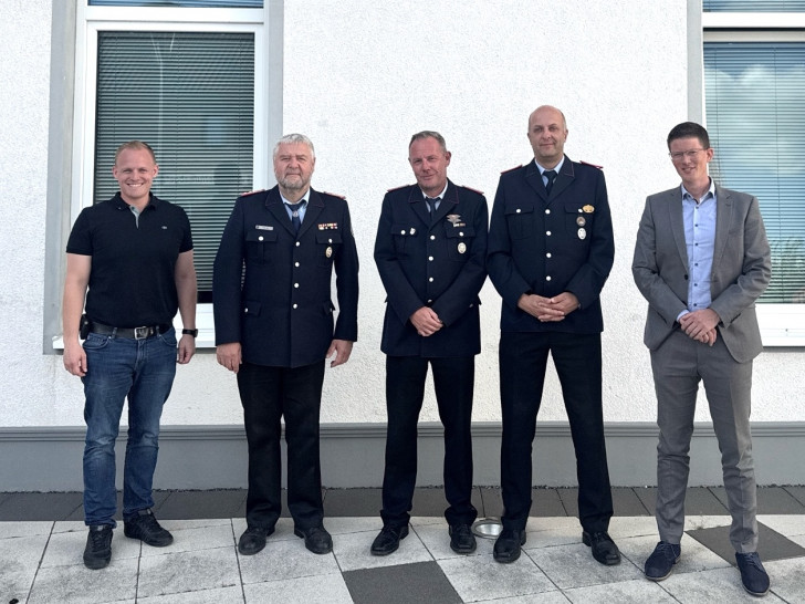 Dennis Kopaniarz (Gemeinde Vechelde), Peter Splitt (Gemeindebrandmeister), Sascha Dier (stellvertretender Ortsbrandmeister Ortsfeuerwehr Vechelde/Wahle), Kai Hertweck (Ortsbrandmeister der Ortsfeuerwehr Vechelde/Wahle), Tobias Grünert (Gemeindebürgermeister) (v. li.).