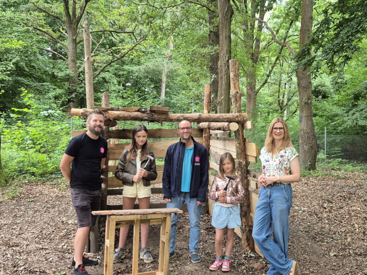 Dominik Engel (Jugendförderung, Pädagogische Fachkraft Bauspielplatz Westhagen), Steffen Kirsch (Jugendförderung, Ferienkoordination) und Nicole Kannewurf (stellvertretende Vorsitzende der Margarete Schnellecke-Stiftung) mit zwei Teilnehmerinnen des Ferienangebots (v. li.). 