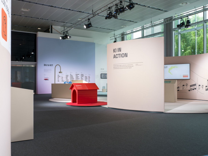 Die Autostadt in Wolfsburg zeigt mit der Ausstellung „KI und Du“ wie vielschichtig und alltagsnah KI bereits heute ist – und wie sie unsere Zukunft mitgestaltet.