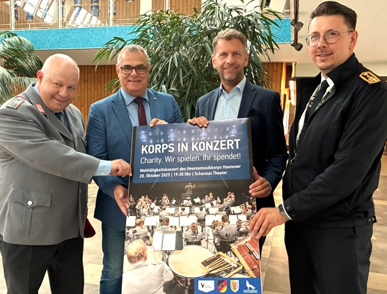  Rührten gemeinsam die Werbetrommel für das Charity-Konzert (von links): Obergefreiter der Reserve, Frank Haufe, Oberst der Reserve, Manfred Schreiber vom Verband der Reservisten der Deutschen Bundeswehr, Oberbürgermeister Dennis Weilmann sowie Stabsbootsmann und Karriereberatungsfeldwebel der Bundeswehr Ireneusz Gaida (Pop-Up Space der Bundeswehr in der Porschestraße).