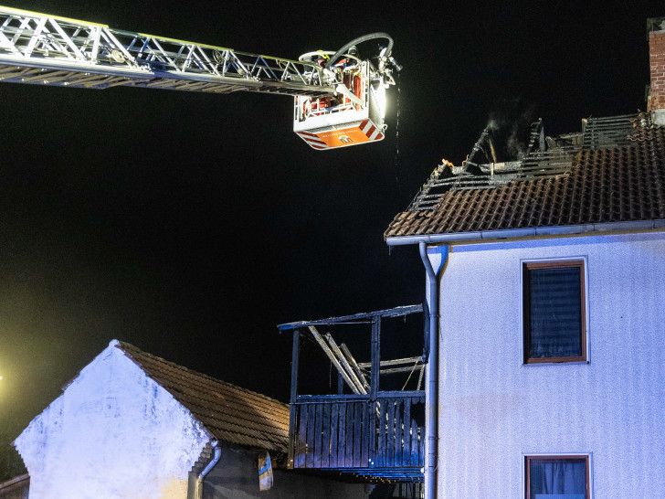 Das Feuer wurde mit der Drehleiter bekämpft.