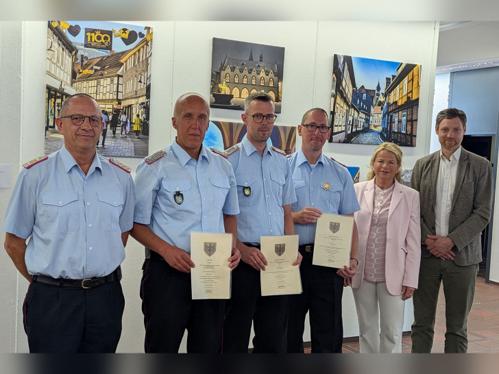 Foto (Stadt Goslar): Nachdem sich das Karussell im Führungsstab der Feuerwehr Goslar einmal gedreht hatte, freuen sich Udo Löprich (2. v. li.), Kevin Schmidt (3. v. li.) und Volker Junge (3. v. re.) jeweils auf ihre neuen Aufgaben. Flankiert werden sie von Stadtbrandmeister Christian Hellmeier (li.), Oberbürgermeisterin Urte Schwerdtner (2. v. re.) und dem kommissarischen Fachbereichsleiter Bürgerservice der Stadt Goslar, Sven Busse (re.).