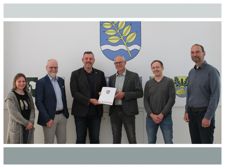 Julia Kudlatschek (Fachbereichsleitung Finanzen), Verwaltungsleitung Tobias Breske, Gemeindebürgermeister Andreas Busch, Genossenschaftsvorsitzender Andreas Krüger, Gemeindevertreter Christoph Georg Kühne und Bauamtsleiter Marco Schulz (v. links).