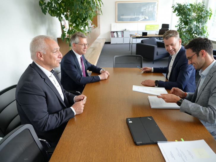 v.l. n.r.: Timo Kaupert (Geschäftsführer der WVG), Dr. Frank Kästner (Geschäftsführer der Stadtwerke Wolfsburg AG), Oberbürgermeister Dennis Weilmann und Marcel Hilbig (Leitung Referat Daten, Strategien und Stadtentwicklung) unterzeichnen offiziell den neuen Öffentlichen Dienstleistungsauftrag.