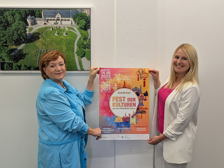 Goslar): Mara-Lena Macke (re.), Fachdienstleiterin Bildung und Soziales der Stadt Goslar, und Galina Gerhart (li.), Integrationsbeauftragte der Stadt Goslar, präsentieren das diesjährige Plakat für das Fest der Kulturen.