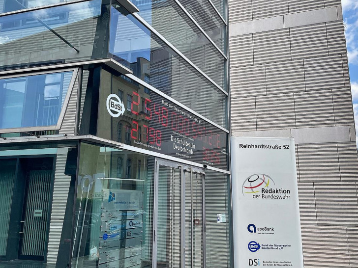 Schuldenuhr am Haus Reinhardtstraße 52