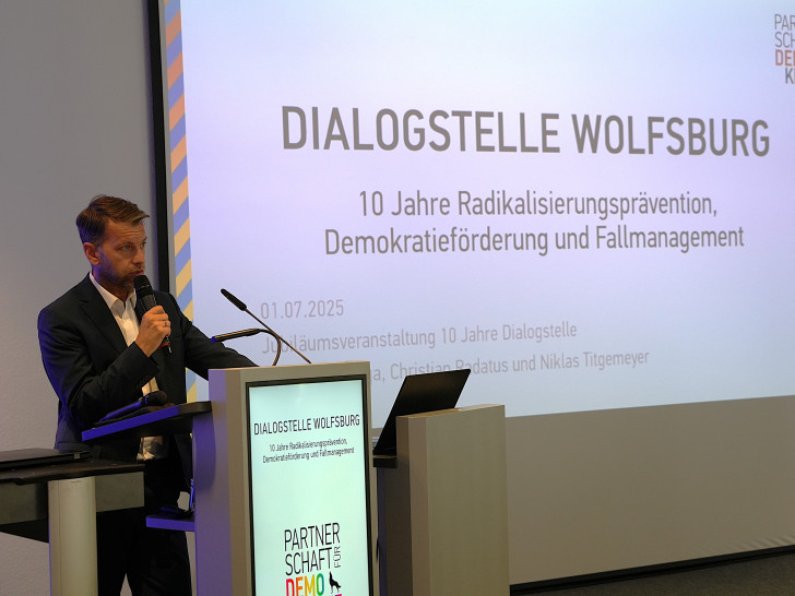 Oberbürgermeister Dennis Weilmann betont in seiner Festrede die Wichtigkeit der Dialogstelle Radikalisierungsprävention und Demokratieförderung.