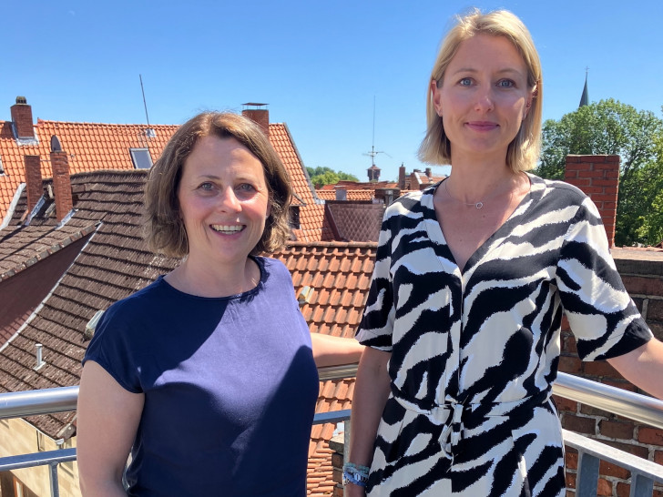 Die App DorfFunk wird Stadt.LandFunk. Die App kann weiterhin kostenlos im Landkreis Wolfenbüttel genutzt werden. Dafür sorgten Heide Gliß (li.) von der Wirtschaftsförderung im Landkreis Wolfenbüttel und Heide Gebhardt (re.) von der Stiftung Zukunftsfonds Asse. 