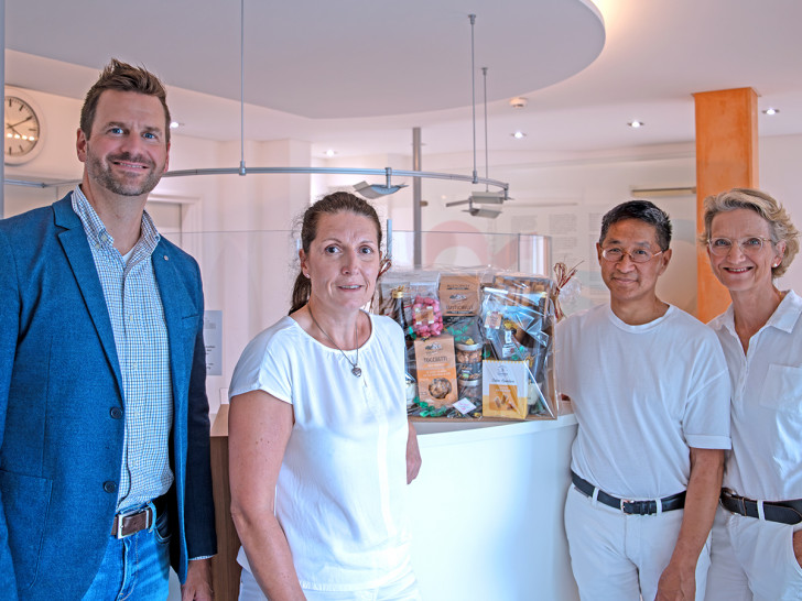 Christian Keunecke (links), Geschäftsführer der MVZ gGmbH, übergab dem Team des MVZ Innere Medizin Salzgitter um Michael Lim, Susen Mühe (2.v.l.), Michael Lim und Gabriele Wesenberg-Lim zum Start einen Präsentkorb. 