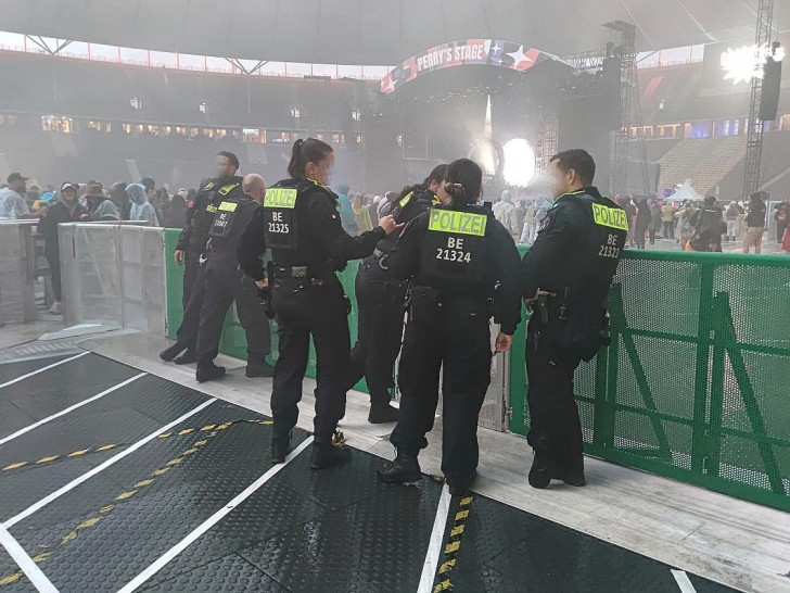 Polizisten bei Lollapalooza-Festival im Olympiastadion am 12.07.2025
