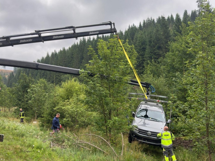 Das Unfallfahrzeug musste mit zwei Kränen aus dem Graben geborgen werden. 