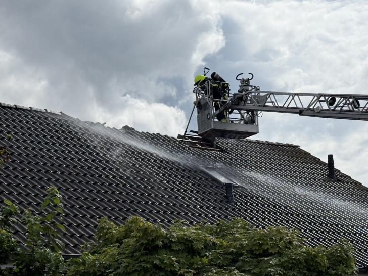 Das Feuer wurde von der Drehleiter aus bekämpft.