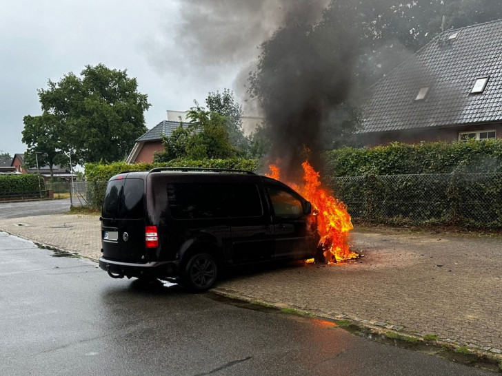 Die Flammen schlugen aus dem Motorraum.