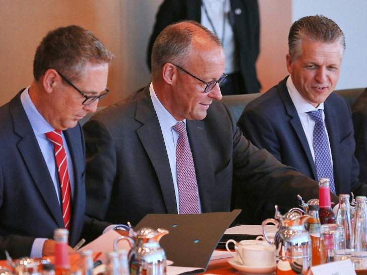 Michael Schrodi, Friedrich Merz, Thorsten Frei am 02.07.2025