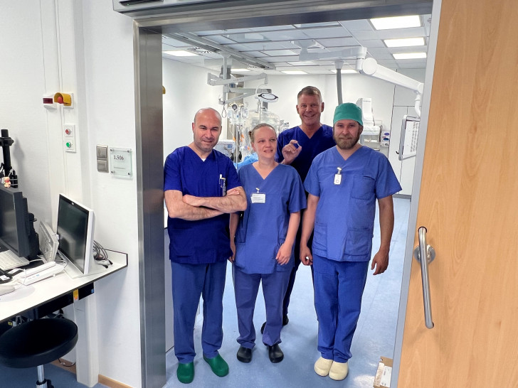 Leitender Oberarzt Ziyad Al-Masri, Bereichsleitung Herzkatheterlabor, Kathleen Conrad, Kardiologie-Chefarzt Prof. Dr. Hendrik Bonnemeier und Fachpfleger Marco Ehm (v. li.).