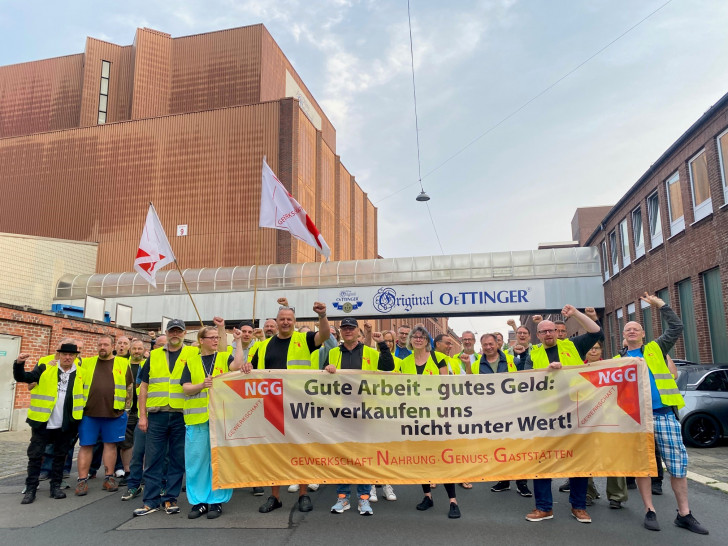 Die Streikenden bei der Auftaktveranstaltung an der Böcklerstraße heute morgen.
