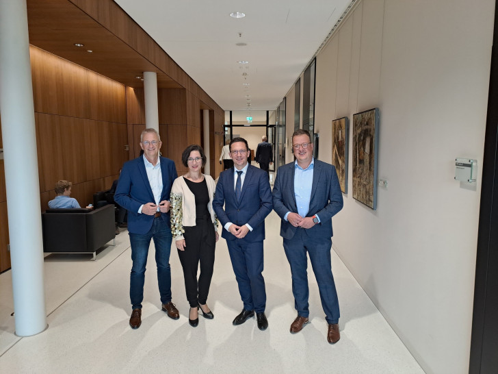 Dirk Naumann (Verwaltungsleiter und stellvertretender Geschäftsführer der Bundesakademie), Prof. Dr. Vanessa-Isabelle Reinwand-Weiss (Direktorin und Geschäftsführerin der Akademie), Falko Mohrs (Niedersächsischer Minister für Wissenschaft und Kultur) und Jan Schröder (SPD-Landtagsabgeordneter) (v. li.).