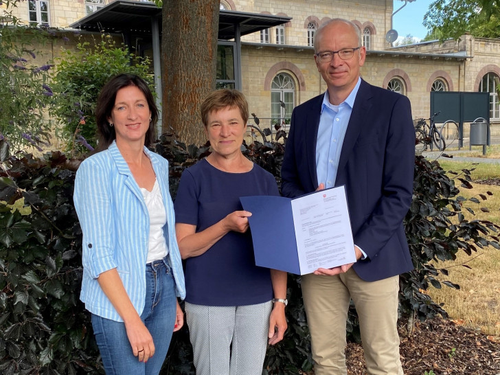 Astrid Paus (Mitte) überreichte den Förderbescheid über 45.000 Euro an Samtgemeindebürgermeister Marc Lohmann.