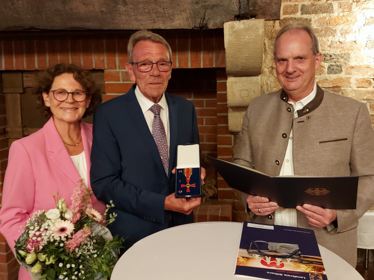 Thomas Reuter, stellvertretender Landrat des Landkreises Gifhorn (rechts), überreichte Dieter Wanglin am 03.07.2025 das Bundesverdienstkreuz. Gemeinsam mit Dieter Wanglin freute sich seine Frau Birgit Wanglin über die Auszeichnung.