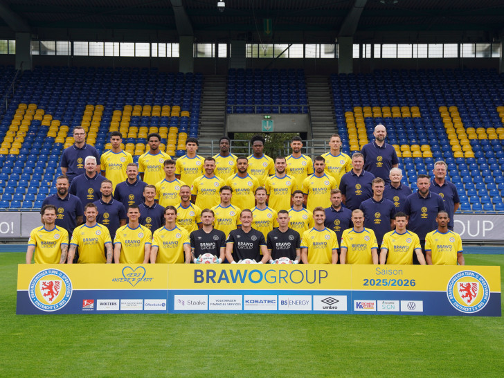 1. Reihe: Kevin Ehlers, Sebastian Polter, Frederik Jäkel, Levente Szabó, Marko Rajkovacic, Ron-Thorben Hoffmann, Leon Herdes, Lukas Frenkert, Louis Breunig, Erencan Yardimci, Sidi Sané. 2. Reihe: Heiner Backhaus (Cheftrainer), Marc Pfitzner (Co-Trainer) Marcel Goslar (Co-Trainer), Marvin Rittmüller, Sidney Raebiger, Lino Tempelmann, Robin Heußer, Jesper Schwarz (Performance), Julius Schell (Co-Trainer Videoanalyse), Jasmin Fejzic (Torwarttrainer). 3. Reihe: Florian Horn (Physiotherapeut), Christian Degenhardt (Leiter Physiotherapie), Max Marie, Robin Krauße, Leon Bell Bell, Mehmet Aydin, Fabio Di Michele Sánchez, Holm Stelzer (Teammanager), Berthold Schliwa (Betreuer), Christian Skolik (Zeugwart, Busfahrer). 4. Reihe: Florian Brand (Mannschaftsarzt), Walid Ould-Chikh, Sanoussy Ba, Johan Gómez, Christian Conteh, Abdel-Haq Awali, Fabio Kaufmann, Sven Köhler, Dr. Alexander Ruhe (Chiropraktor).