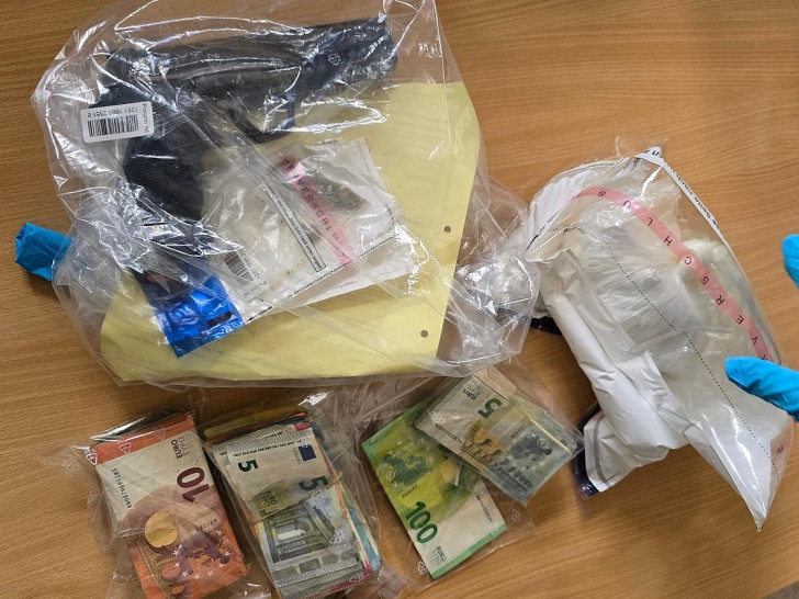 sichergestelltes Bargeld und Schreckschusswaffe (Archiv)