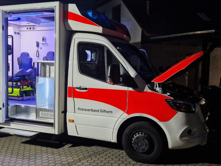  Am Sonntagabend wurde die Feuerwehr zu einem brennenden Rettungswagen in Ahnsen gerufen