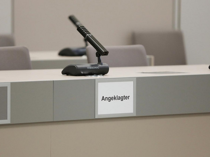 Schild mit der Aufschrift "Angeklagter" (Archiv)