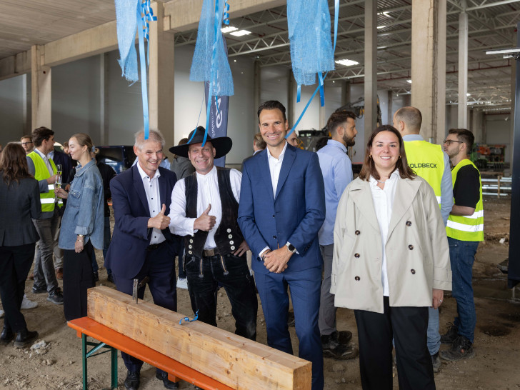 Oberbürgermeister Frank Klingebiel, Dachdecker Jörg Gödecke, Adrian Zellner (Garbe) und Kasandria Lietz (Firma.Goldbeck Projektleitung) (v. li.).  