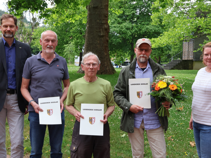 Stefan Behrens (links im Bild, Leiter des Fachbereichs Bauen und Umwelt) und Kathrin Schirok (rechts im Bild, Leiterin der unteren Naturschutzbehörde) ernennen die Landschaftswarte: Siegfried Maibaum (Zweiter von links), Paul Kunze (Mitte), und Thomas Moll. Nicht abgebildet: Volker Edelmann, Hans-Günther Schärf und Reinhard Vierke.