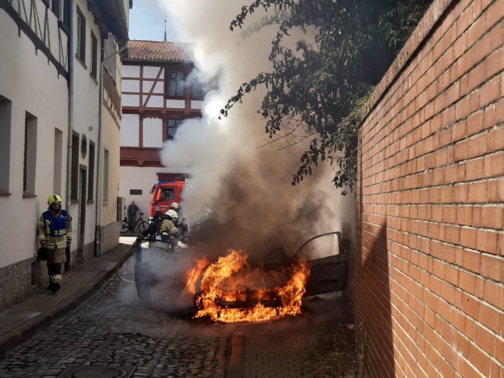 Am Dienstagnachmittag geriet in Helmstedt ein Auto in der Straße Fechtboden in Vollbrand