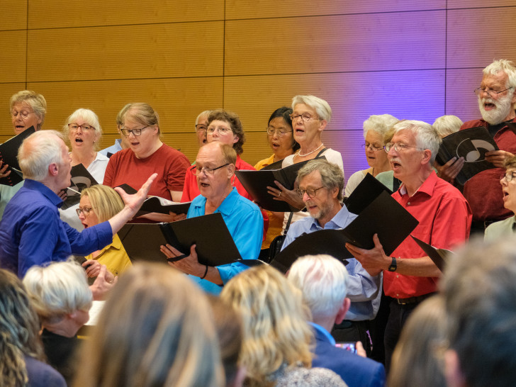 Unter der Leitung von Kuno Galter sang der Chor eine vergnügliche Parodie auf eine Opernszene und musikalische Fachbegriffe.