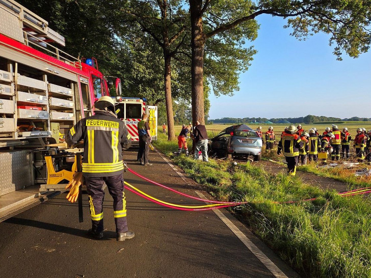 Rettungsdienst und Feuerwehr am verunfallten PKW (Archiv)