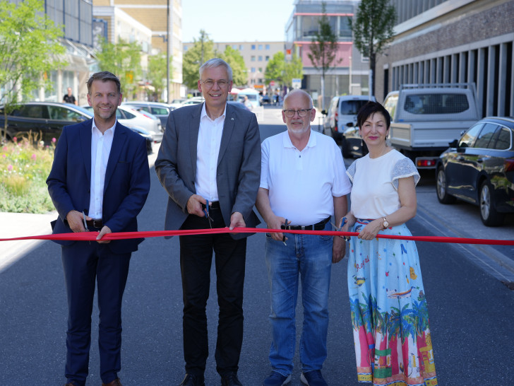 Oberbürgermeister Dennis Weilmann (links) eröffnete mit Stadtbaurat Kai-Uwe Hirschheide (zweiter von links) die neu gestaltete Poststraße. 
