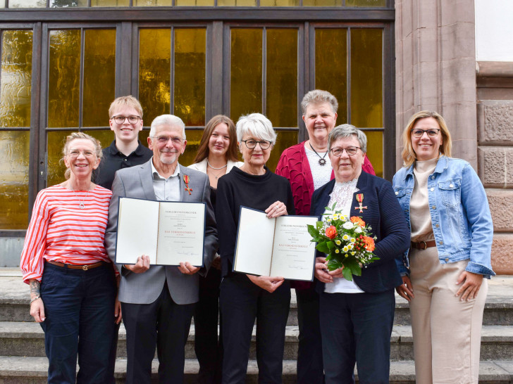 Mit dem Bundesverdienstkreuz ausgezeichnet: Erika Wagner (vorne, 2.v.r.) und Dieter Wagner (vorne, 2.v.l.). Die Ehrung nahm Landrätin Christiana Steinbrügge (vorne m.) vor. Begleitet wurden die Geehrten von Familie und Freunden.