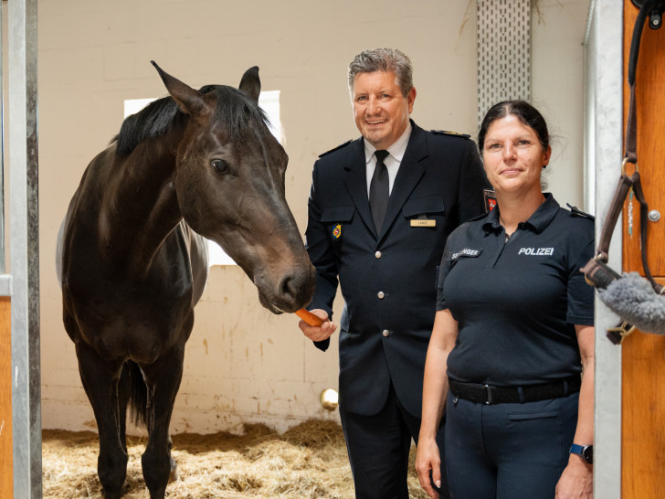 Uwe Lange, Polizeivizepräsident der Polizeidirektion Braunschweig, gemeinsam mit Nadine Seitlinger, Leiterin des Reiterzuges, und Dienstpferd Odin, das für das Foto offenbar mit einer Möhre bestochen werden musste.