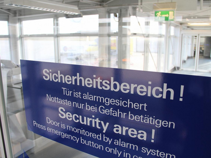 Sicherheitsbereich an einem Flughafen (Archiv)