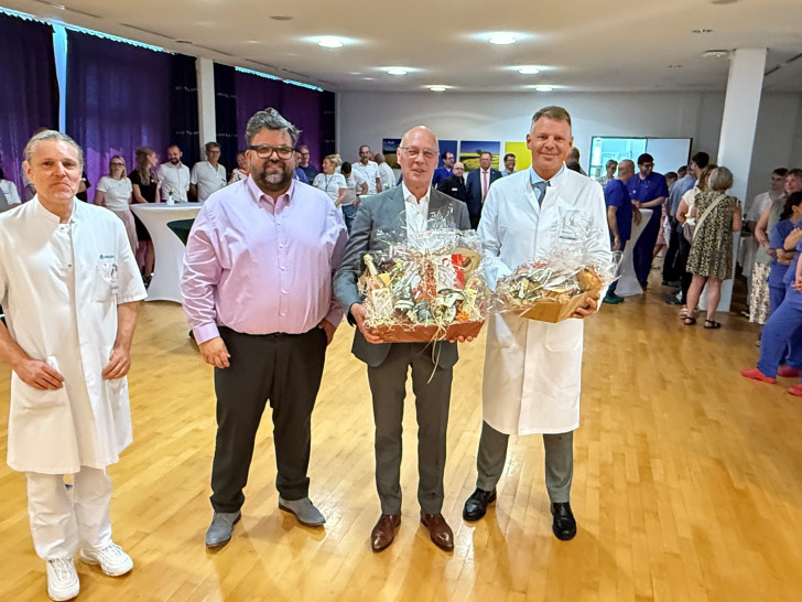 Prof. Dr. med. Hendrik Bonnemeier (r.), neuer Chefarzt für Innere Medizin und Kardiologie, daneben Dr. med. Ralph Mletzko, Florian Nachtwey, Asklepios Regionalgeschäftsführer Region Harz, Prof. Dr. med. Kai-Michael Scheufler, Ärztlicher Direktor, Chefarzt der Neurochirurgie der Schildautal-Klinik