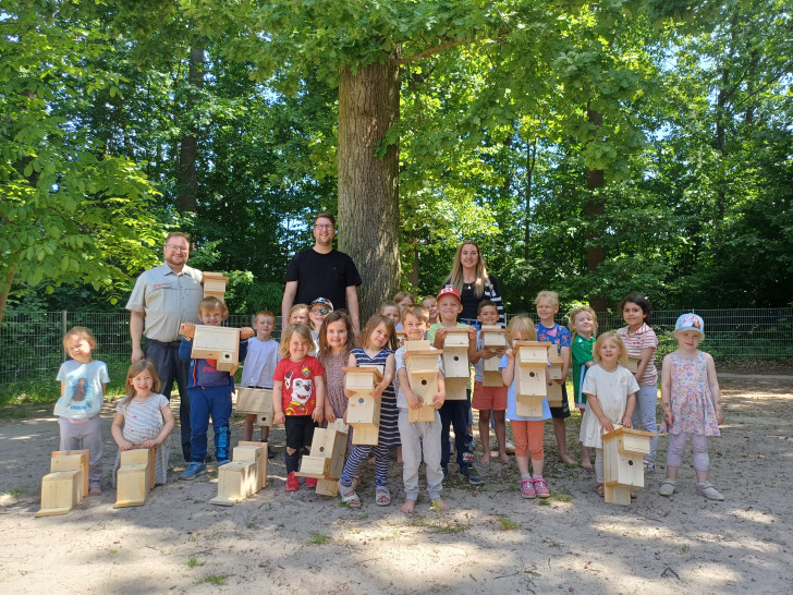 Die Kindertagesstätte Fliegenpilz übergab Ende Juni 2025 ihre fertig zusammengebauten Nistkästen.