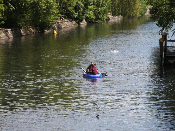 Junge Leute in Schlauchboot (Archiv)