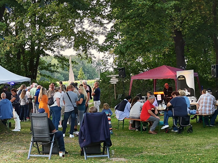 Launiger Sommerabend im Freibad Hemkenrode bei letztjährigen Piano & Drinks der Feuerwehr Hemkenrode.