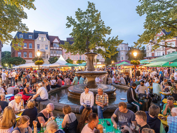 Der Historische Marktplatz in Peine bildet für das gemütliche Weinfest besonders in den Abendstunden eine schöne Kulisse.