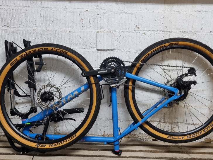 Dieses Mountainbike-Modell "Btwin" der Firma Decathlon befand sich in dem Transporter.