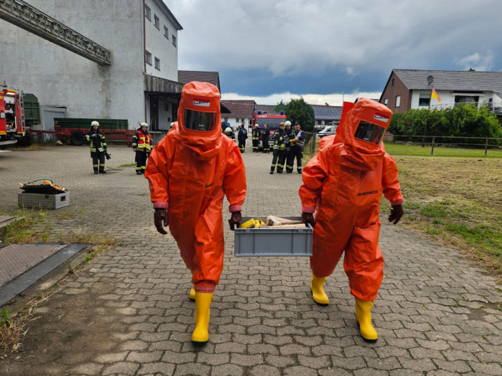 Die neuen Chemikalienschutzanzüge der Freiwilligen Feuerwehr Vechelde im Einsatz.