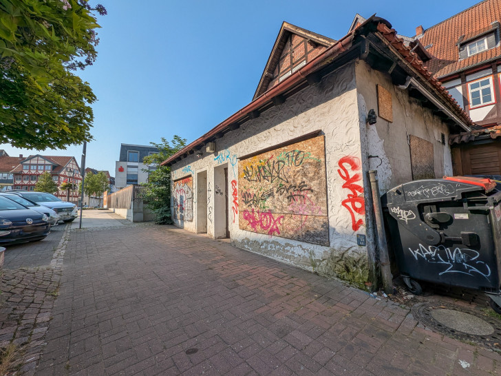 2017 brannte die Spielhalle aus. Jetzt konnte die Stadt Wolfenbüttel den Schandfleck kaufen.