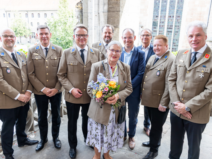 Sven Heine, Dirk Gähle, Christoph Bratmann, Heinrich von Bünau, davor Gudula von Kalm, Dr. Tobias Pollmann, Ulrich Markurth, Marc Wegner, Stefan Radmacher (v. li.).
