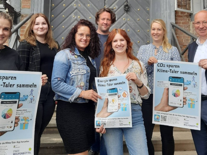 Von Links: Daniela Rieken (Stadtjugendpflege), Michelle Hirsch (Stadtbücherei), Daniela Bergmann-Baczynski (Stadtbücherei), Carsten Schrader (Lessingtheater), Charlotte Lakemann (Klimaschutzmanagerin), Alina Katscher (Tourist-Info) und Detlev Quidde (Stadtbetriebe).      
