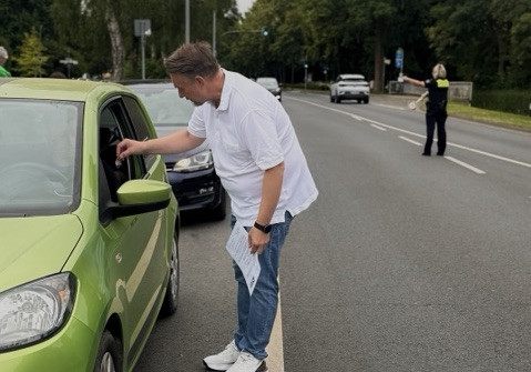 Bürgermeister Ivica Lukanic im Gespräch mit einem Verkehrsteilnehmer. Im Hintergrund Claudia Fricke von der Polizei Wolfenbüttel.