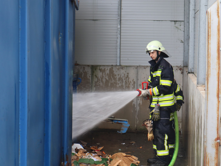 Ein technischer Defekt an einer Müllpresse löste am Freitagmittag einen Feuerwehreinsatz in einem Supermarkt in Groß Schwülper aus
