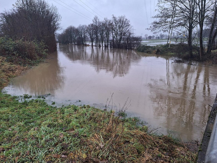 Überschwemmung am Fluss Aue in Niedersachsen