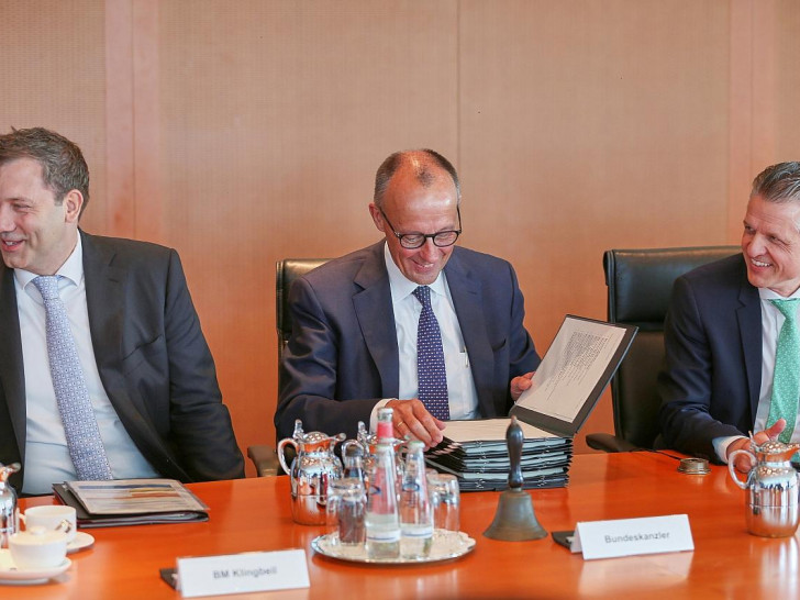 Lars Klingbeil, Friedrich Merz und Thorsten Frei bei der Kabinettssitzung am 06.08.2025